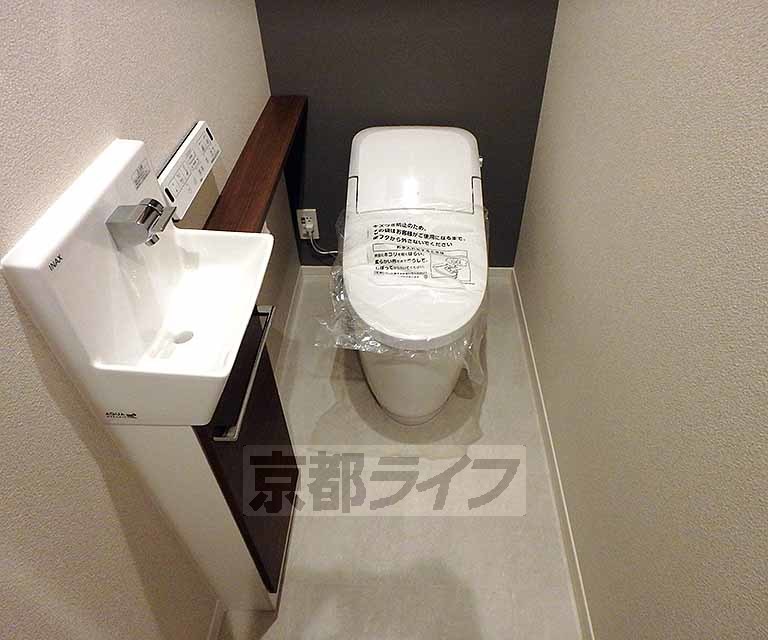 地下鉄烏丸線 北山駅 徒歩6分 2階建 築4年のトイレ写真
