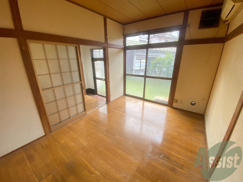 居室・リビング　お部屋は６帖あり日当たりも良く心地の良い雰囲気ですね