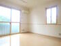 居室・リビング　２階角部屋の２面採光のお部屋です。