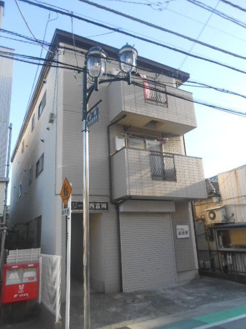 横浜市金沢区富岡西のアパートの建物外観