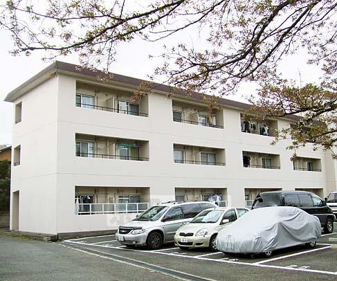京都市左京区松ケ崎小竹薮町のマンションの建物外観