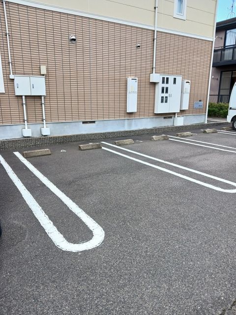 【デフィー中嶋の駐車場】