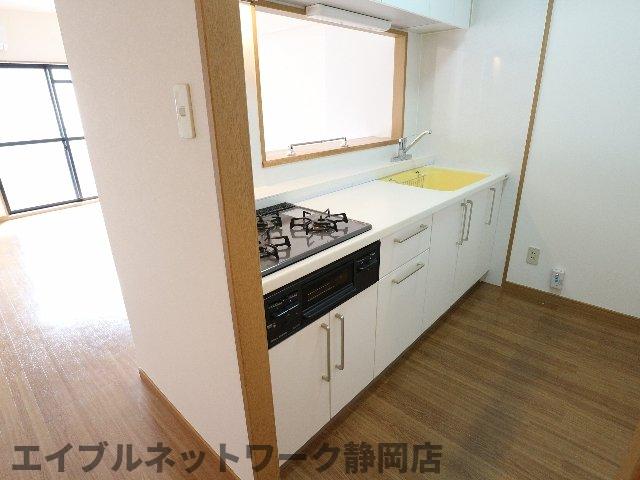 キッチン　コンパクトなキッチンで掃除もラクラク