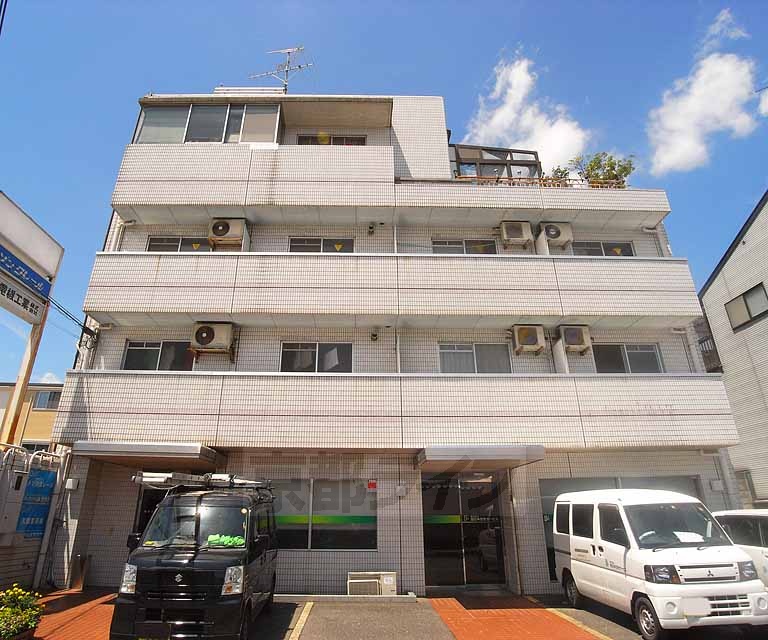 【京都市南区東九条西山町のマンションの建物外観】