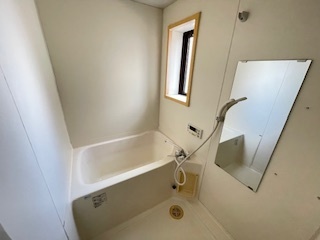 バス・シャワールーム　浴室窓有ります