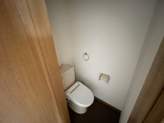 トイレ　通路にトイレ有ります。