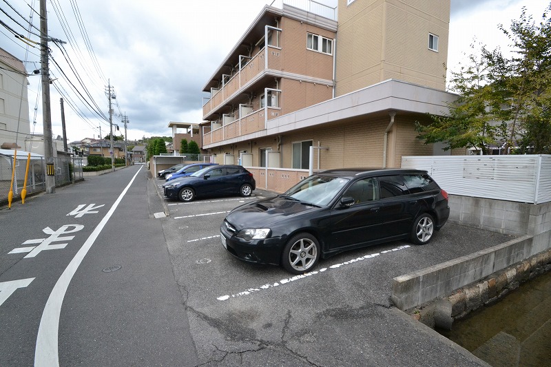 【チェリーテラスの駐車場】