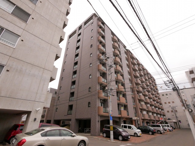 札幌市中央区南五条西のマンションの建物外観