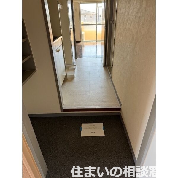 【西尾市上矢田町のマンションの玄関】