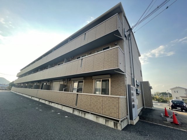 【姫路市四郷町東阿保のアパートの建物外観】