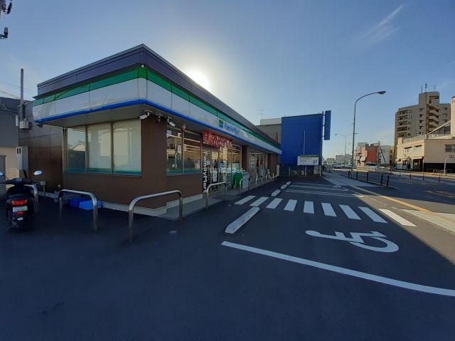 コンビニ　ファミリーマート　大分南津留店（コンビニ）まで747m