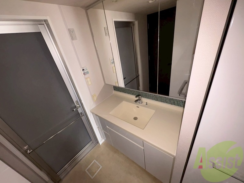 洗面設備　大きくて使いやすそうな独立洗面台になっています。