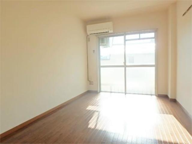 居室・リビング　陽の差し込む明るいお部屋