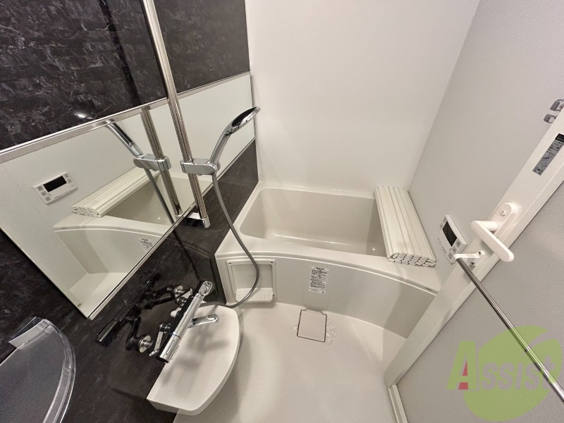 バス・シャワールーム　お風呂はゆったりと入るには充分な広さです。