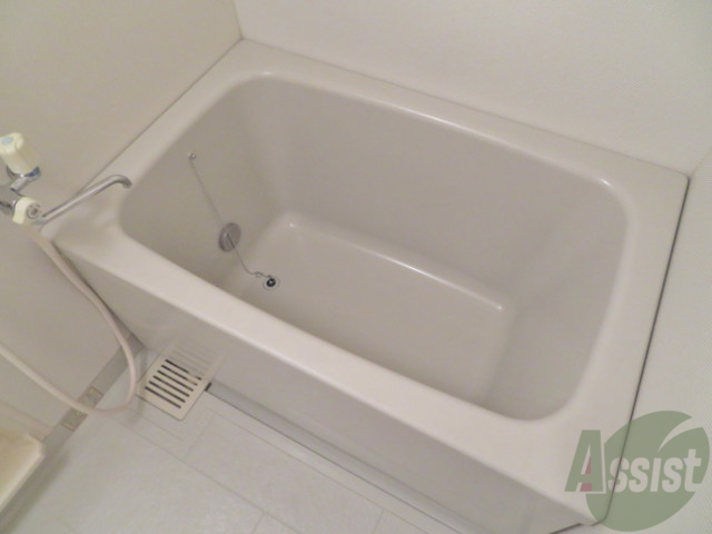 バス・シャワールーム　ゆっくり入れそうな大きさのお風呂ですね～。