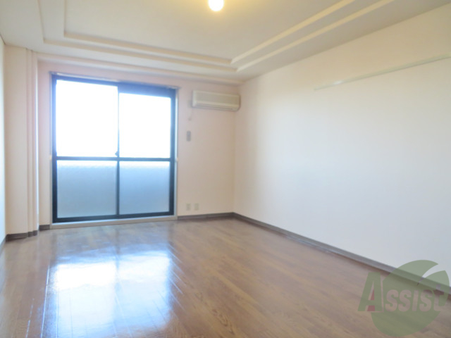 居室・リビング　１１．６帖の広いお部屋は陽当たりも良いです。