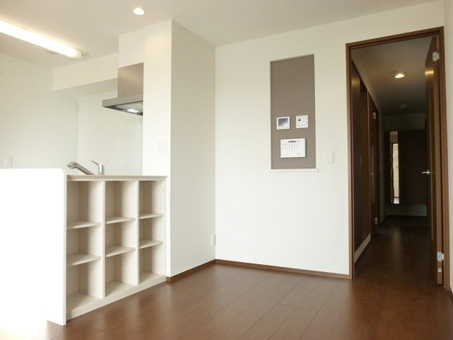 居室・リビング　対面カウンターの下は収納棚になっています