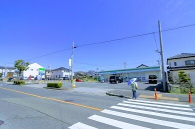 コンビニ　ファミリーマート半田桐ヶ丘店（コンビニ）まで411m