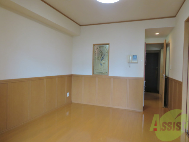 居室・リビング　広めのリビングになります。日差しもよく入ってきます。