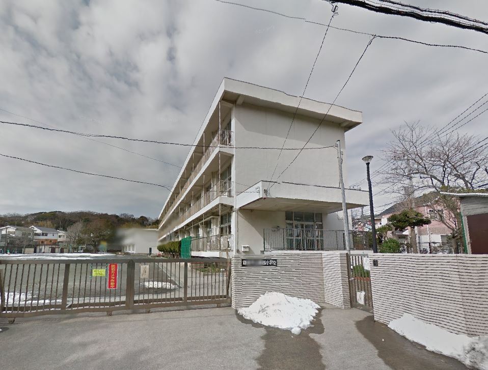 小学校　鎌倉市立腰越小学校（小学校）まで864m