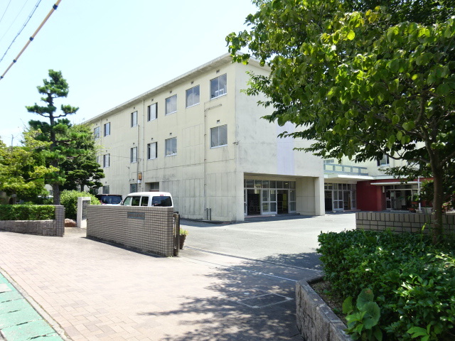 中学校　西部中学校（中学校）まで207m