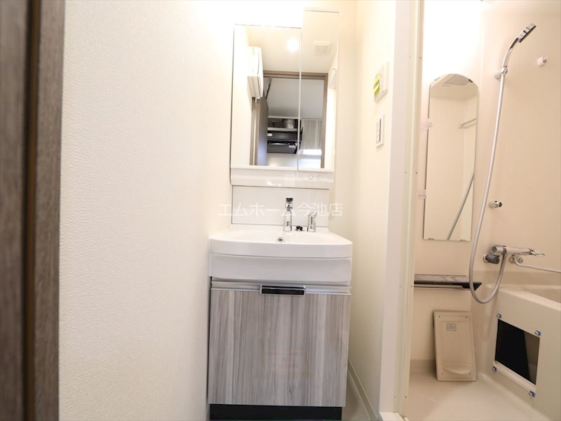 洗面設備　脱衣所　独立洗面台（シャンプードレッサー付）