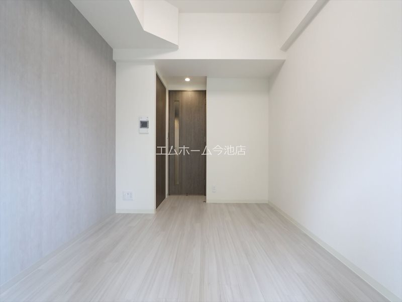 居室・リビング　洋室6.4帖　エアコン付　バルコニーに面しています