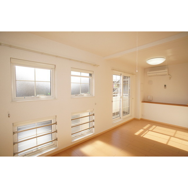 居室・リビング　窓が大きく明るい室内