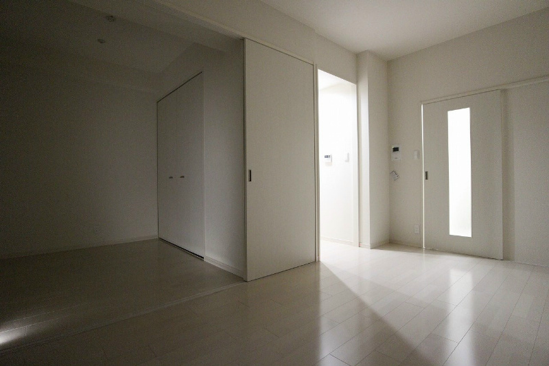 居室・リビング　白を基調とした開放感あふれるルームデザインです。