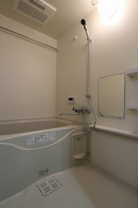 バス・シャワールーム　広々としているのでゆっくり入れますよ。
