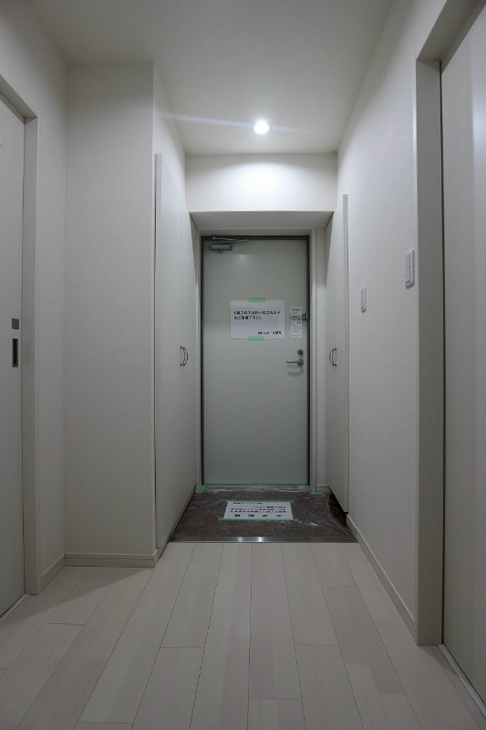 玄関　玄関収納とシューズボックス付きです。