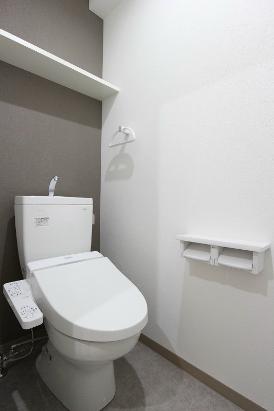 トイレ　温水洗浄暖房便座付きです。