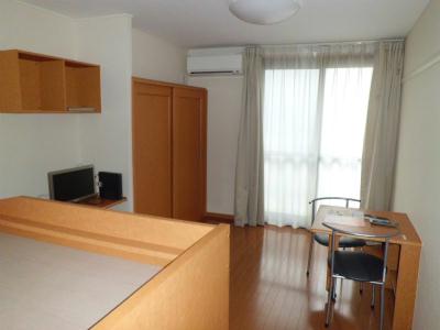 居室・リビング　家具・家電が整然と配置されています。