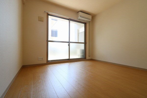 居室・リビング　7.1帖の洋室！エアコンが設備で1台付いています！