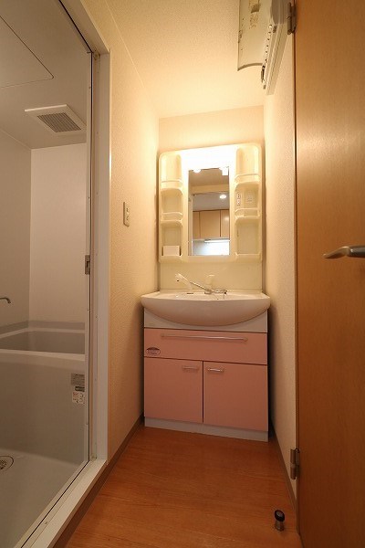 洗面設備　シャンプードレッサー付き洗面台！