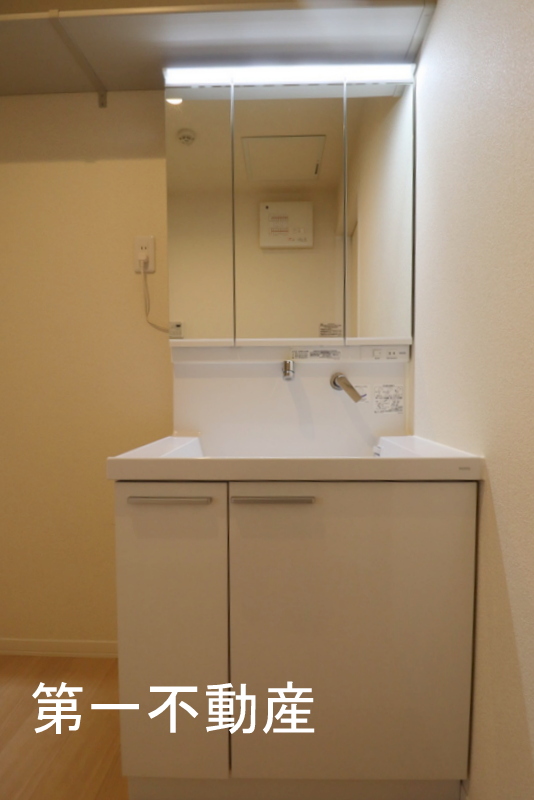 洗面設備　三面鏡化粧台