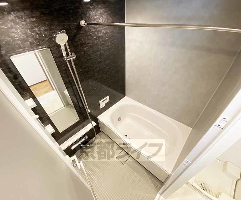 バス・シャワールーム　鏡のついた便利なお風呂