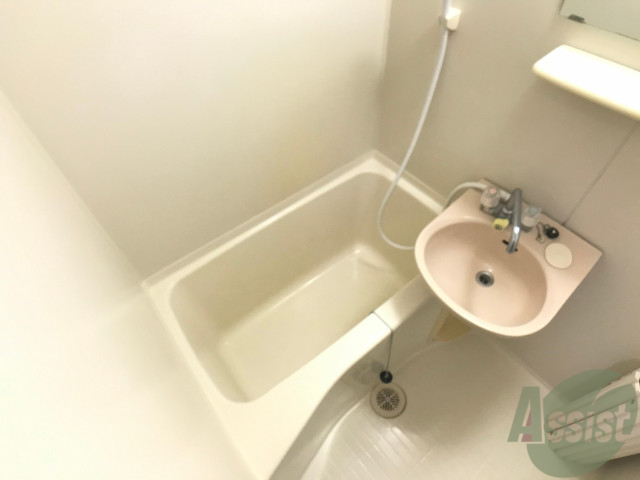 バス・シャワールーム　浴室はシンプル。一人暮らしには十分な広さですね。