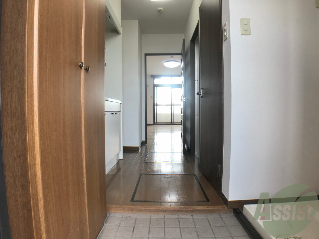 玄関　玄関からの景色。通路は十分な広さがあります。