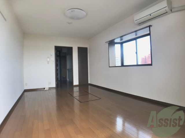 居室・リビング　８．６帖の広い洋室です。角部屋なので二面採光で明るいですね。