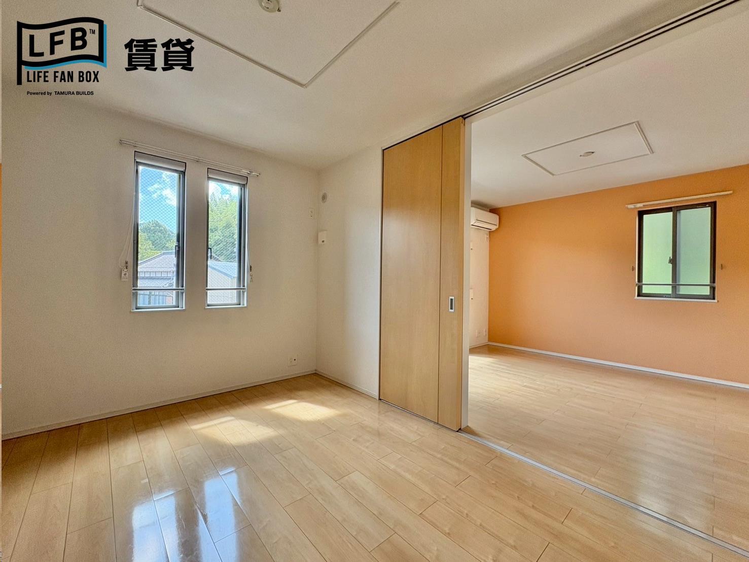 居室・リビング　※反転間取り201号室の室内写真です。壁紙や床の色、仕様が異