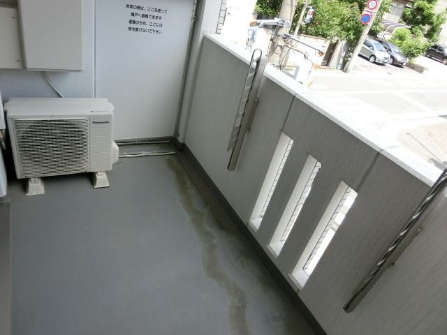 バルコニー　スペースのあるバルコニー