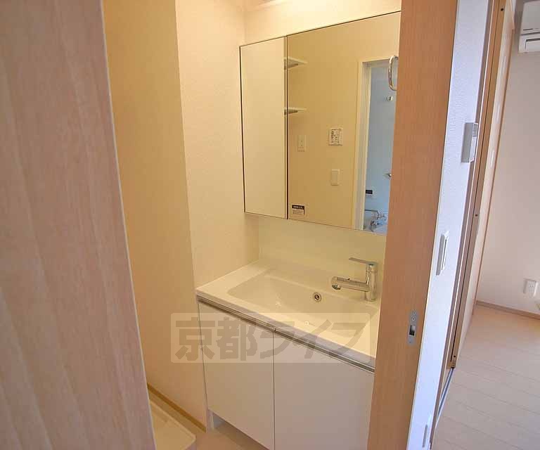 洗面設備　贅沢な独立洗面台です。