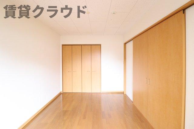 その他部屋・スペース　落ち着いた色調の寝室です