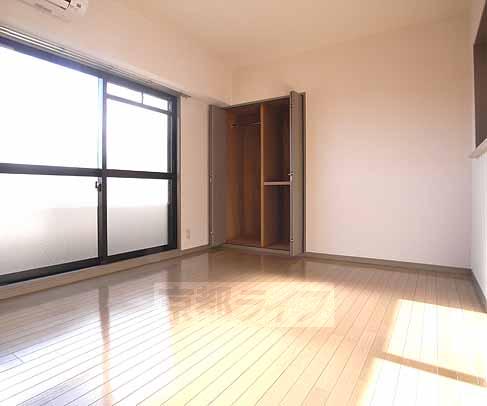 居室・リビング　フローリングの色が白いお部屋。