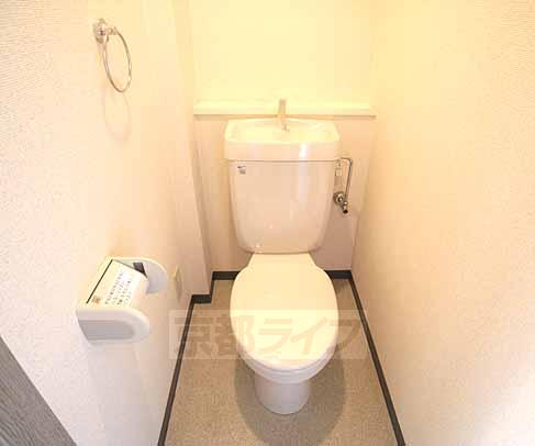 トイレ　トイレ。後ろの棚も便利です。