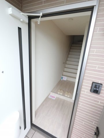 玄関　※同タイプの写真となります。