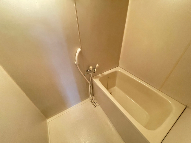 バス・シャワールーム　バスルームです