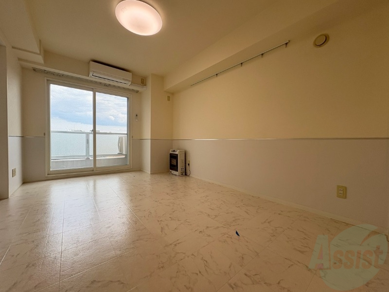 居室・リビング　リビングです。窓が大きくて明るいですね！