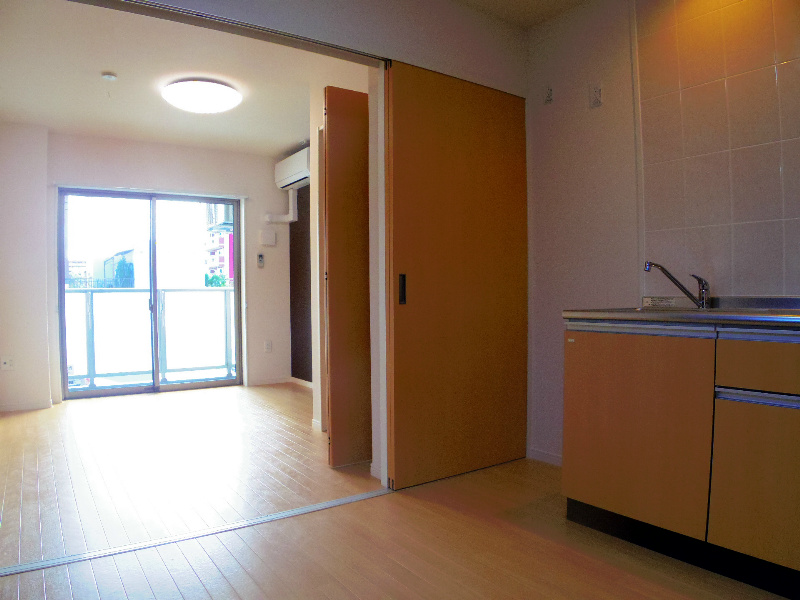 居室・リビング　光の差し込むお部屋